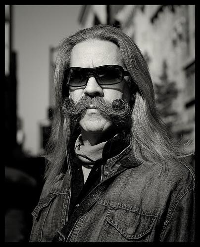 Mec avec une moustache géante