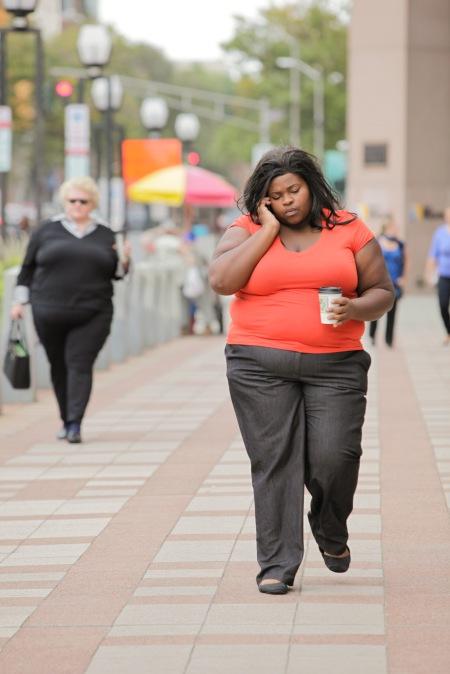 Cette dame boit du café, donc elle joue à Kawax.