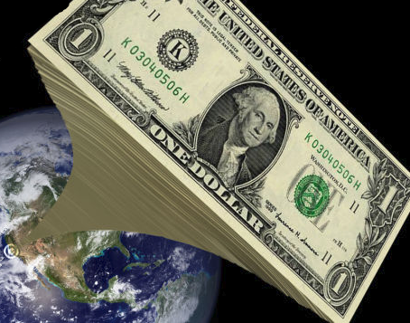 planète Terre avec une pile géante de billets de dollars