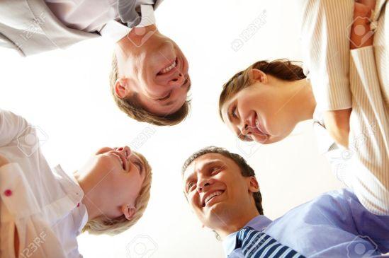 Alice dit à Bob que Carol est une grosse nulle et Dave écoute cela avec délectation.