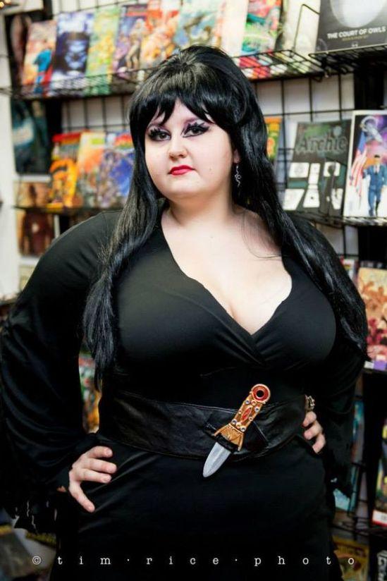 C'est une sorcière, donc une magicienne, donc ça colle avec le sujet de l'article.