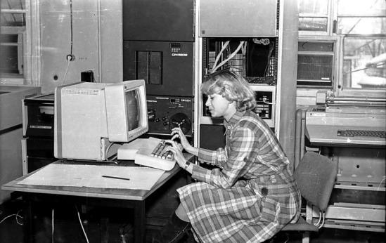 Woman-coder-in-1986